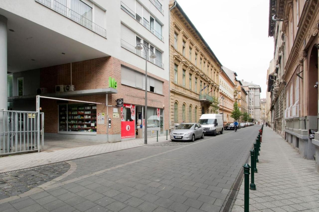 Modern Four Bedroom In Palace District Apartament