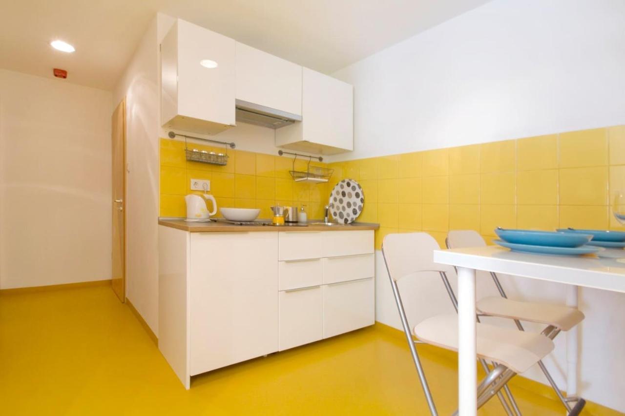 Modern Four Bedroom In Palace District Apartament *