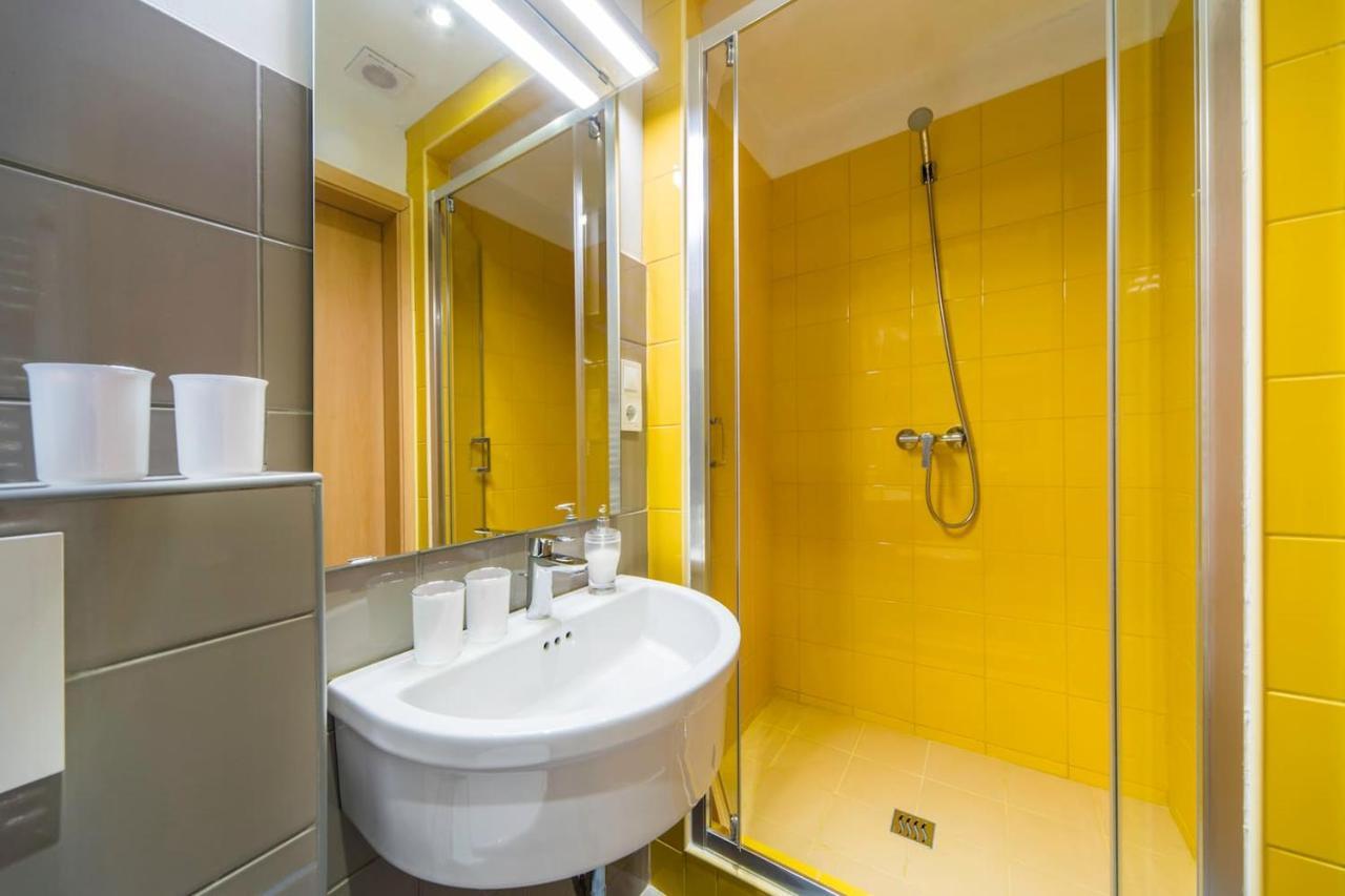 Modern Four Bedroom In Palace District Apartament