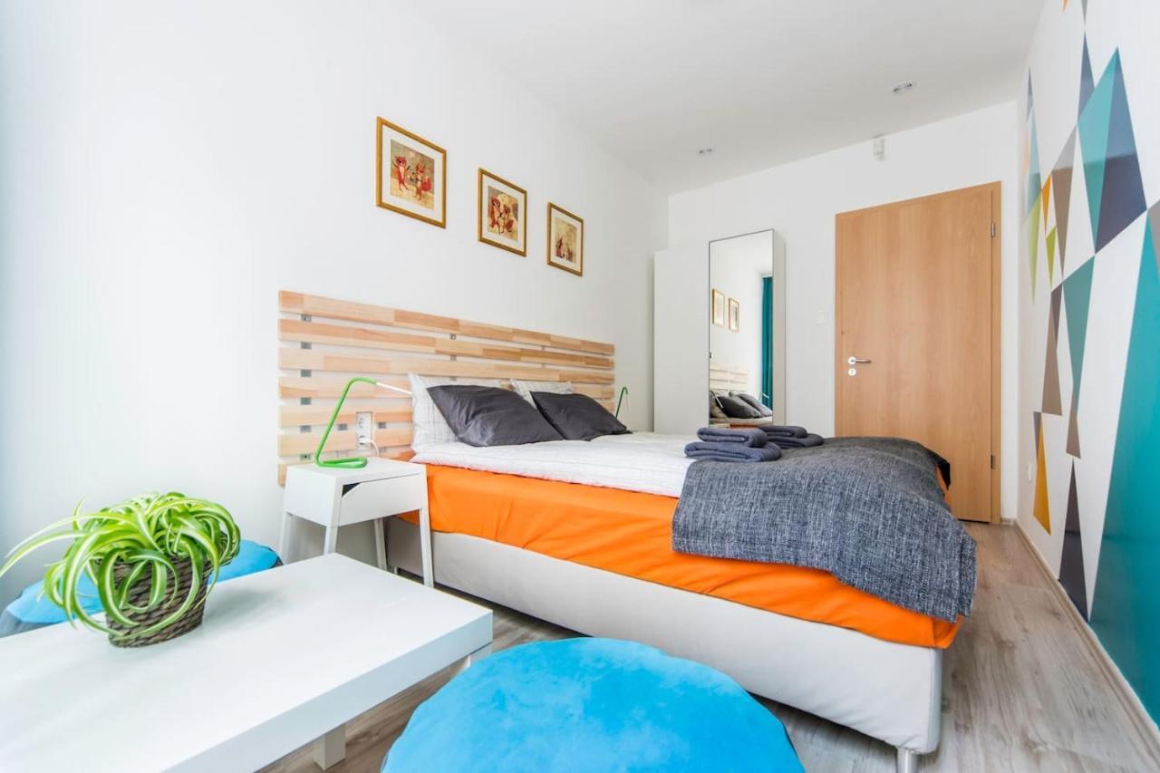 Modern Four Bedroom In Palace District Apartament