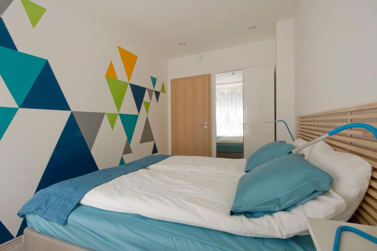 Modern Four Bedroom In Palace District Apartament